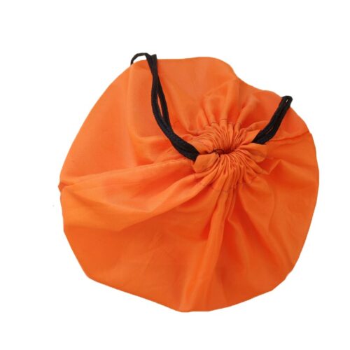 حقيبة ظهر مخصصة برباط سحب باللون البرتقالي النابض بالحياة، تتميز بتصميم فريد وإغلاق برباط سحب عملي مناسب للعلامة التجارية.