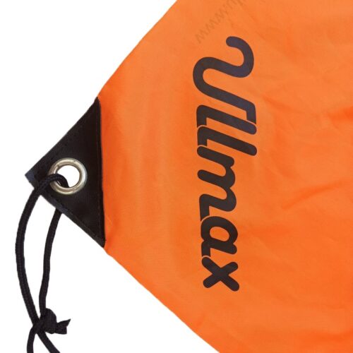 حقيبة ظهر مخصصة برباط سحب مصنوعة من قماش برتقالي مع حلقة معدنية، مما يعكس المتانة والأناقة المثالية للعلامة التجارية.