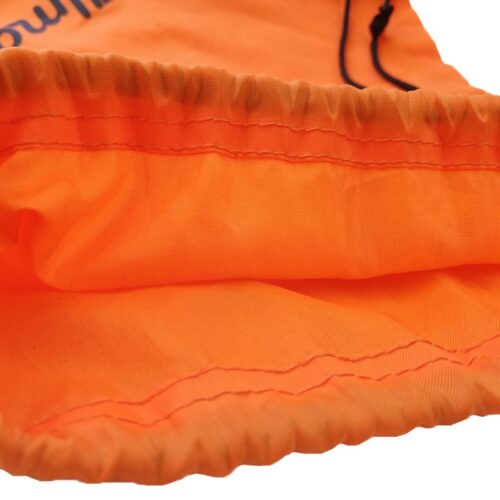 منظر قريب لحقيبة ظهر مخصصة برباط سحب باللون البرتقالي النابض بالحياة، تتميز بمواد عالية الجودة وخياطة متينة، مثالية للعلامات التجارية.