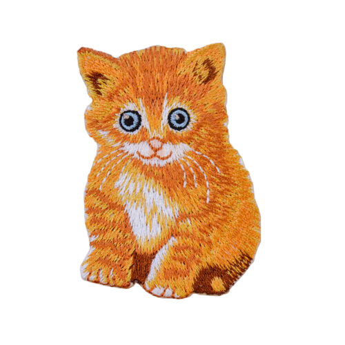 パーソナライズされたデザインを披露するカスタム刺繍パッチ。