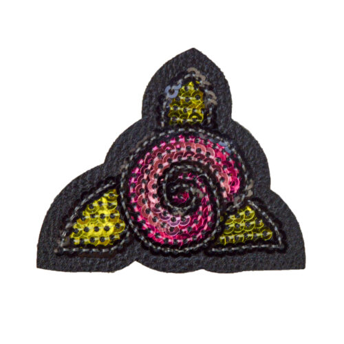 パーソナライズされたデザインを披露するカスタム刺繍パッチ。