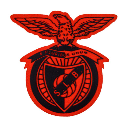 パーソナライズされたデザインを披露するカスタム刺繍パッチ。