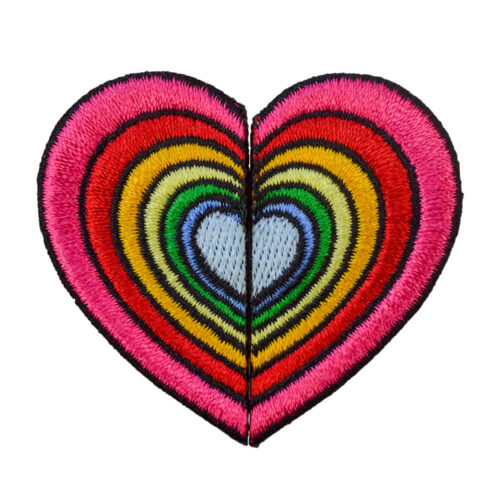 パーソナライズされたデザインを披露するカスタム刺繍パッチ。