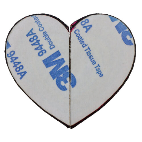 بقع مطرزة مخصصة تعرض تصميمات شخصية.