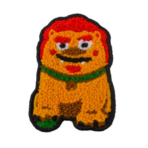 パーソナライズされたデザインを披露するカスタム刺繍パッチ。