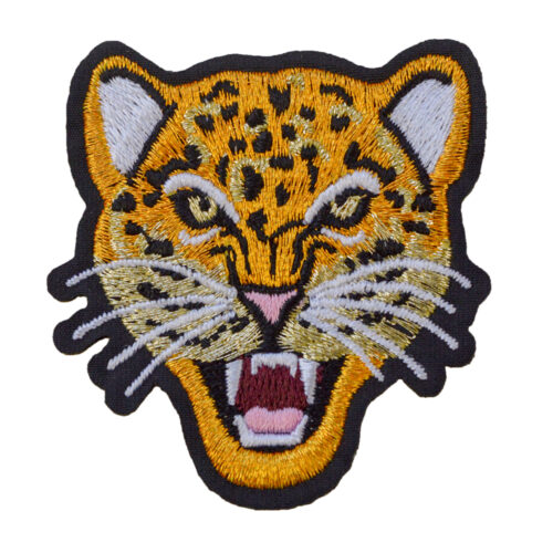 パーソナライズされたデザインを披露するカスタム刺繍パッチ。