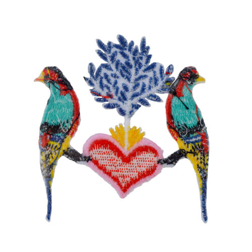 بقع مطرزة مخصصة تعرض تصميمات شخصية.