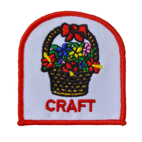 パーソナライズされたデザインを披露するカスタム刺繍パッチ。