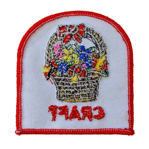 パーソナライズされたデザインを披露するカスタム刺繍パッチ。