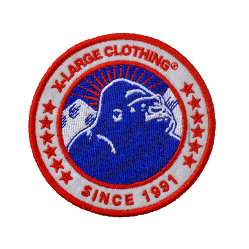 パーソナライズされたデザインを披露するカスタム刺繍パッチ。