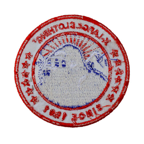 パーソナライズされたデザインを披露するカスタム刺繍パッチ。