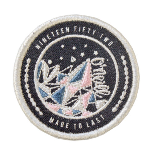 パーソナライズされたデザインを披露するカスタム刺繍パッチ。