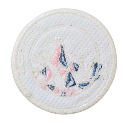 パーソナライズされたデザインを披露するカスタム刺繍パッチ。