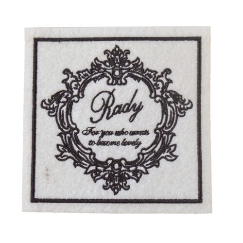 パーソナライズされたデザインを披露するカスタム刺繍パッチ。