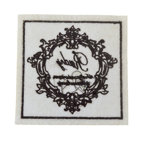 パーソナライズされたデザインを披露するカスタム刺繍パッチ。