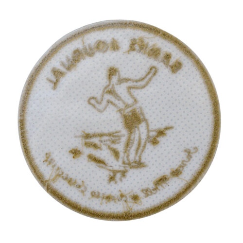 パーソナライズされたデザインを披露するカスタム刺繍パッチ。