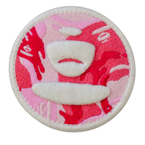 パーソナライズされたデザインを披露するカスタム刺繍パッチ。