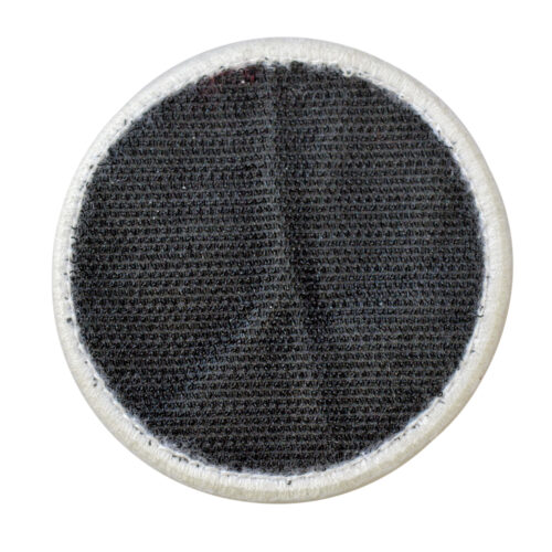 パーソナライズされたデザインを披露するカスタム刺繍パッチ。