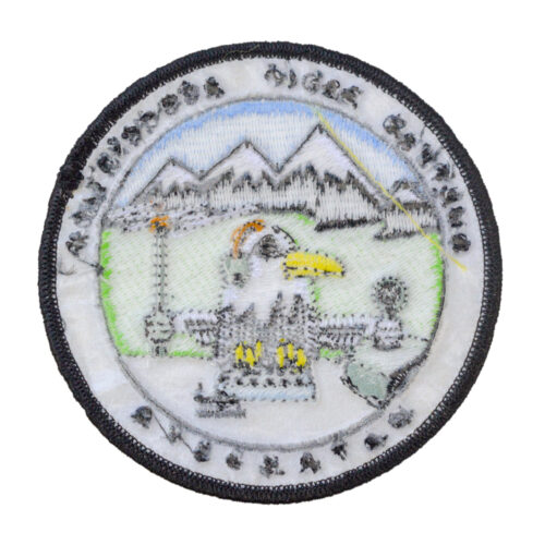 パーソナライズされたデザインを披露するカスタム刺繍パッチ。