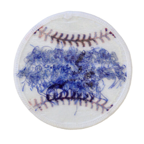 パーソナライズされたデザインを披露するカスタム刺繍パッチ。