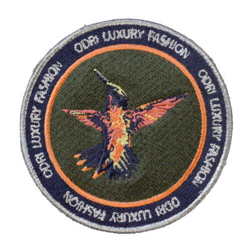 パーソナライズされたデザインを披露するカスタム刺繍パッチ。