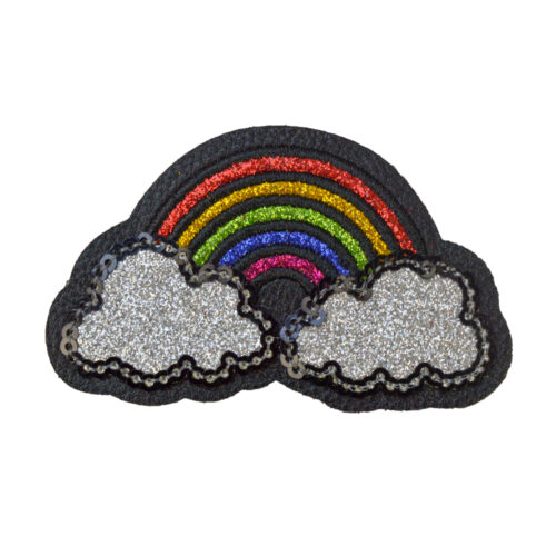 パーソナライズされたデザインを披露するカスタム刺繍パッチ。