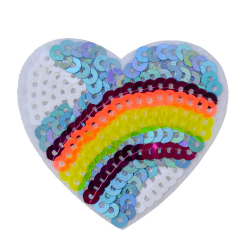 パーソナライズされたデザインを披露するカスタム刺繍パッチ。