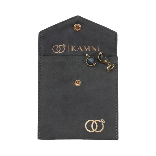 حقيبة مجوهرات مخصصة ذات غطاء قابل للطي من الجلد المدبوغ باللون الرمادي، تعرض الأقراط، مصممة لحقائب وصناديق المجوهرات بالجملة.