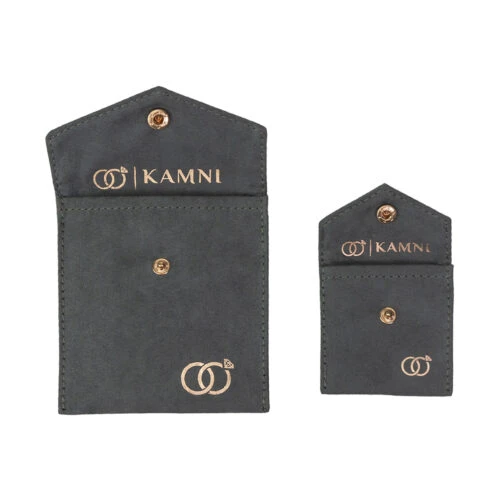 حقائب مجوهرات مخصصة ذات غطاء قابل للطي بأحجام مختلفة، تتميز بمواد مخملية وجلد سويدي عالية الجودة، مثالية لحقائب وصناديق المجوهرات بالجملة.