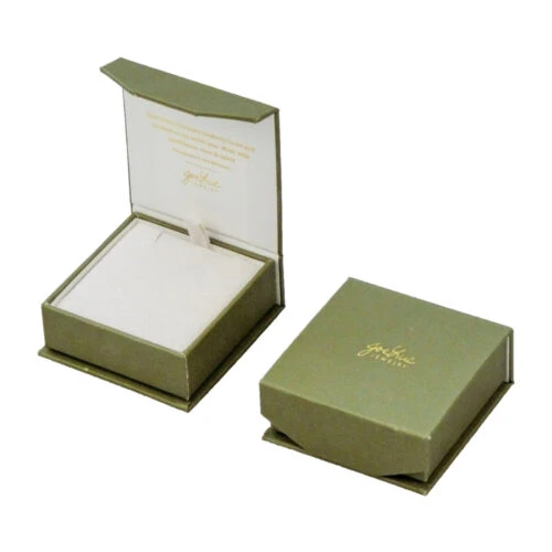 صندوق مجوهرات قابل للطي وحقيبة مخصصة باللون الأخضر، تعرض خيارات تغليف المجوهرات بالجملة.