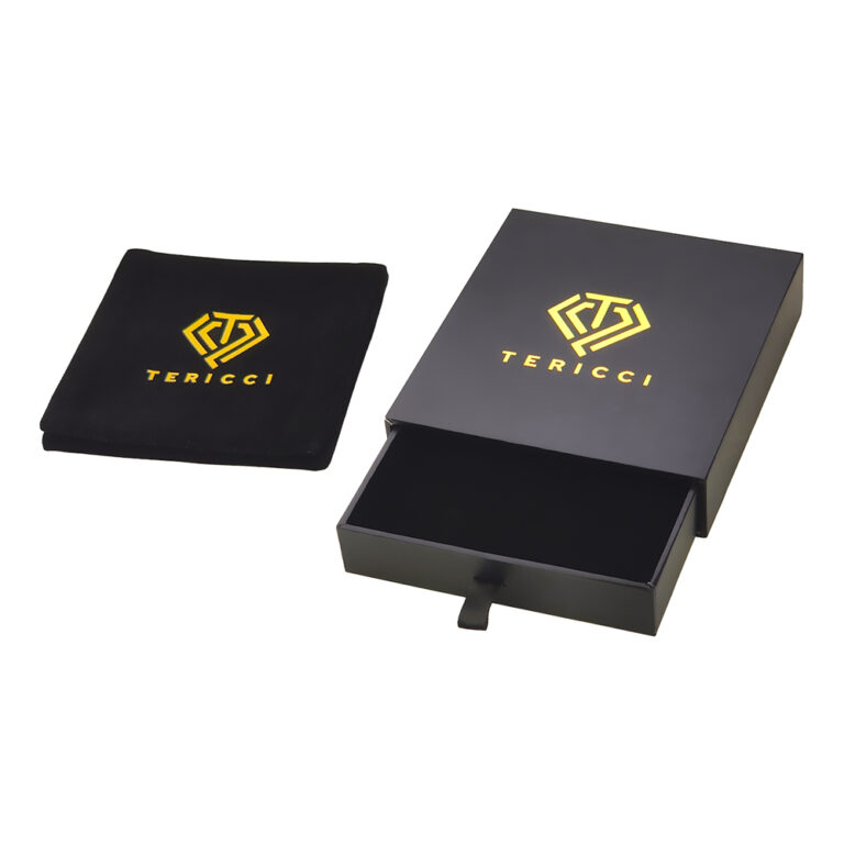 Individuell gestaltete Schmuckbeutel und -schachteln für den Großhandel, bestehend aus einem Samtbeutel und einer eleganten schwarzen Schmuckschachtel, bei denen die Anpassungsoptionen für Materialien und Druck hervorgehoben werden.