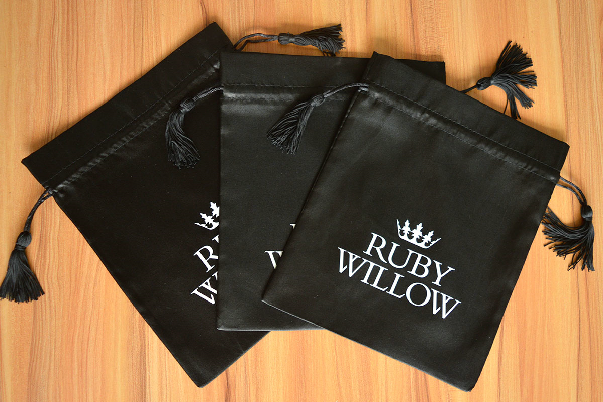 حقيبة ساتان