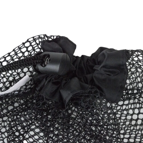 防水メッシュ巾着バッグのクローズアップ。通気性のあるメッシュトップと安全な巾着留め具が特徴で、持ち物を乾燥した状態に保ち、整理するのに最適です。