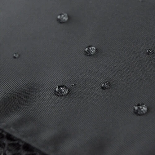 水滴が付いた防水メッシュ巾着袋のクローズアップ。防水性と通気性に優れています。濡れたものも乾いたものも収納できます。