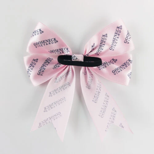 あらかじめ結ばれたリボンのリボンにロゴがプリントされています