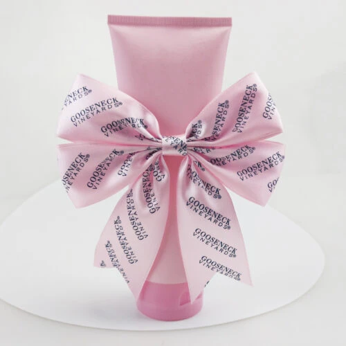 あらかじめ結ばれたリボンのリボンにロゴがプリントされています