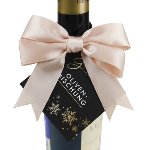 Lazo de cinta de raso rosa personalizado para botella de vino con etiqueta, diseñado para una elegante presentación de regalo.