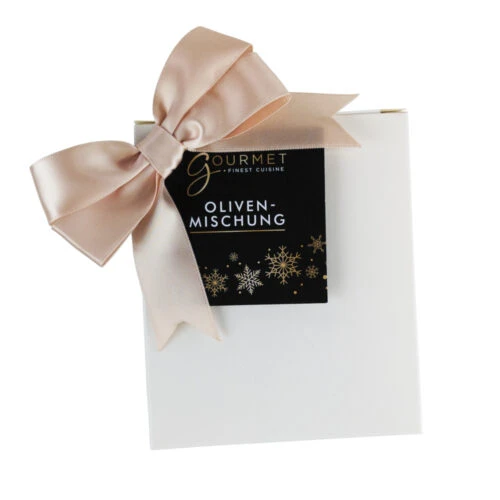 Lazo de cinta de raso rosa personalizado para botella de vino unido a una caja de regalo, diseñado para presentaciones elegantes.