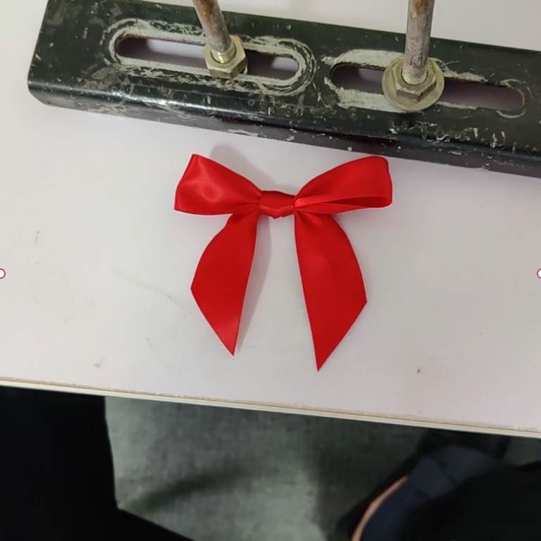 Schleifen aus Bändern basteln