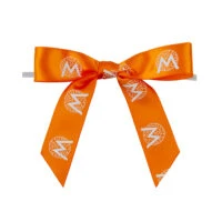 فيونكة متعددة الألوان مع شعار مطبوع