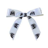 فيونكة متعددة الألوان مع شعار مطبوع