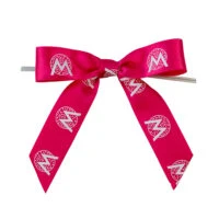 فيونكة متعددة الألوان مع شعار مطبوع