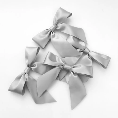 lazo de cinta plateada