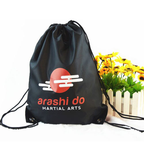 حقيبة ظهر مخصصة برباط باللون الأسود، تتميز بخيارات التخصيص مع مواد وأنماط مختلفة للعلامة التجارية للشركة.