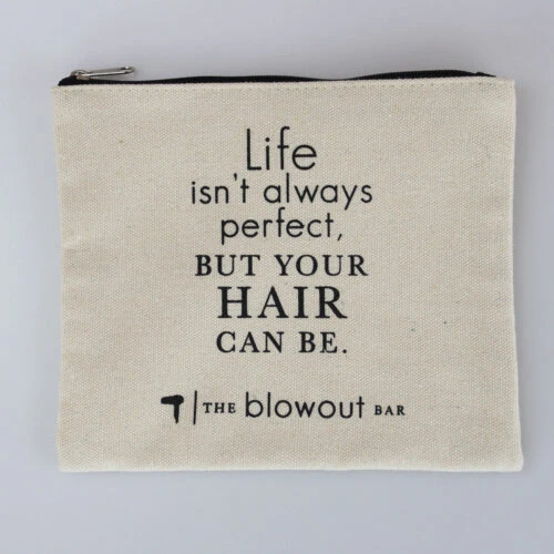 تُعد حقائب مستحضرات التجميل القماشية الخاصة بنا حلاً عمليًا وأنيقًا لتغليف منتجات التجميل. مصنوعة من قماش متين وقابلة للتخصيص لتناسب احتياجات علامتك التجارية، وتتميز بتصميم سحاب علوي وبطانة ساتان سوداء أنيقة.