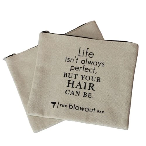 تُعد حقائب مستحضرات التجميل القماشية الخاصة بنا حلاً عمليًا وأنيقًا لتغليف منتجات التجميل. مصنوعة من قماش متين وقابلة للتخصيص لتناسب احتياجات علامتك التجارية، وتتميز بتصميم سحاب علوي وبطانة ساتان سوداء أنيقة.