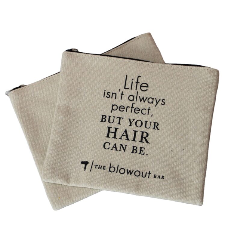 当社のキャンバス コスメティック バッグは、美容製品用の実用的かつスタイリッシュなパッケージ ソリューションです。耐久性のあるキャンバスで作られており、ブランドのニーズに合わせてカスタマイズでき、上部のジッパー デザインと光沢のある黒のサテンの裏地が特徴です。