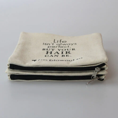 تُعد حقائب مستحضرات التجميل القماشية الخاصة بنا حلاً عمليًا وأنيقًا لتغليف منتجات التجميل. مصنوعة من قماش متين وقابلة للتخصيص لتناسب احتياجات علامتك التجارية، وتتميز بتصميم سحاب علوي وبطانة ساتان سوداء أنيقة.