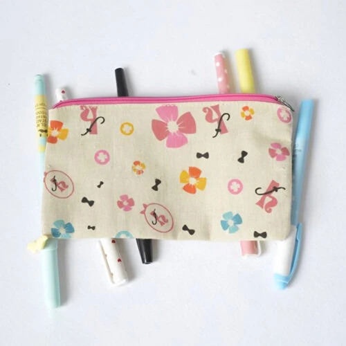 Nuestro Monedero Personalizado es un práctico y personalizable estuche con cierre de cremallera, perfecto para guardar monedas, llaves y objetos pequeños. Personalízalo con distintas opciones y materiales.