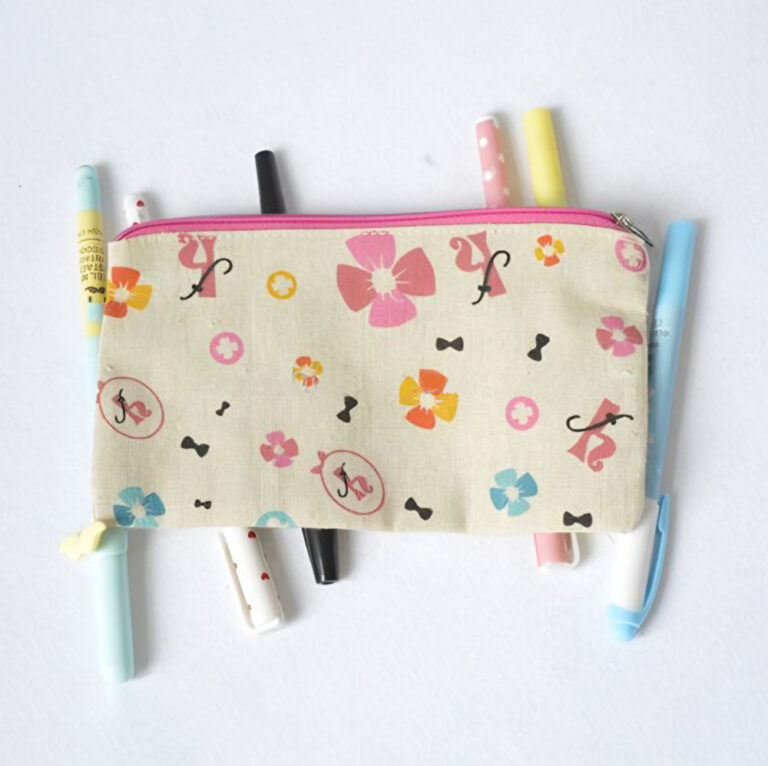 Unser personalisiertes Münzgeldbörse ist ein praktischer und individuell anpassbarer Beutel mit Reißverschluss, der sich perfekt zum Aufbewahren von Münzen, Schlüsseln und kleinen Gegenständen eignet. Personalisieren Sie ihn mit verschiedenen Optionen und Materialien.